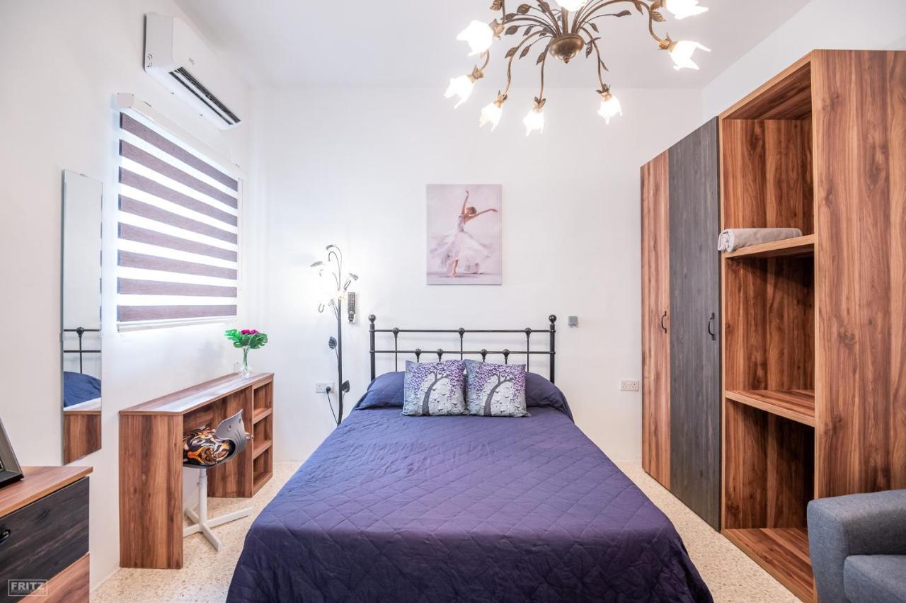 Close To Airport - Private Room With Private Bathroom Adults Only Gudja Luaran gambar